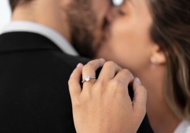 Jak wybrać idealne pierścionki zaręczynowe dla swojej partnerki