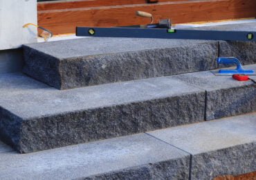 Co na schody zewnętrzne - montaż schodów z kamienia