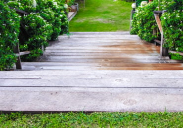 Drewniane schody zewnętrzne prowadzące do ogrodu